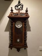 Antieke regulateur klok met ijzeren paard, Ophalen