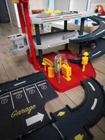 Garage met racebaan. Ferrari beschikbaar voor biedingen