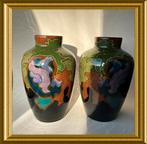 Twee antieke glansplatelen vazen: Regina Gouda plateel, Ophalen of Verzenden