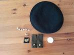 Zwarte baret met diverse militaire emblemen, Ophalen of Verzenden, Overige soorten, Nederland, Embleem of Badge