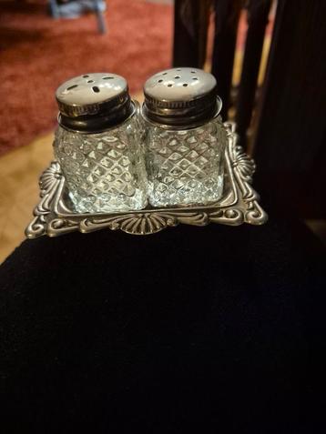 Zout en peperstel met zilveren dienblad beschikbaar voor biedingen