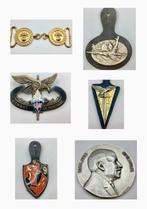 Groot lot borstzak hangers penningen medaille gesp lot 9 st, Verzamelen, Militaria | Algemeen, Verzenden, Landmacht, Lintje, Medaille of Wings