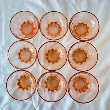 9 dezelfde schaaltjes van roze glas jaren’30 beschikbaar voor biedingen