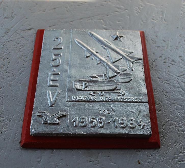 Socialistisch Hongarije Luchtverdedigingsplaque 25 jaar, Antiek en Kunst, Curiosa en Brocante, Ophalen of Verzenden