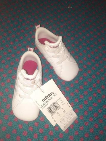 Baby schoentjes Adidas maat 19 , nieuw in doos beschikbaar voor biedingen