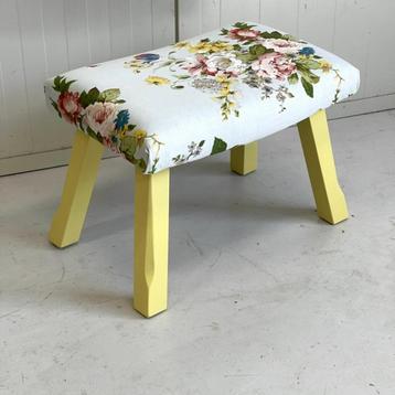 Vintage voetenbankje krukje nieuw gestoffeerd bloem pastel beschikbaar voor biedingen