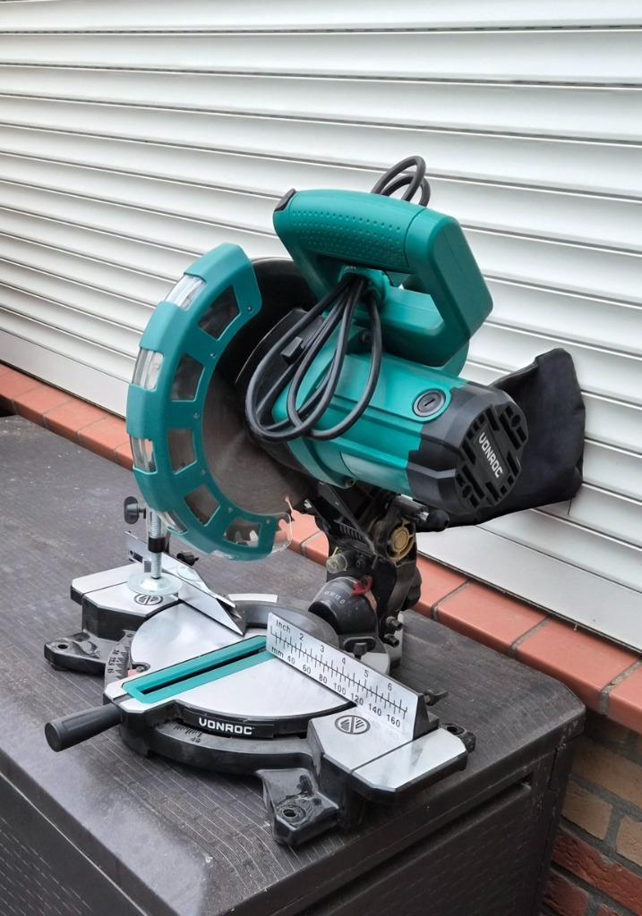 Afkortzaag 1700W - 216mm | Kap- en verstekzaag met laser, Doe-het-zelf en Verbouw, Gereedschap | Zaagmachines, Gebruikt, Afkortzaag