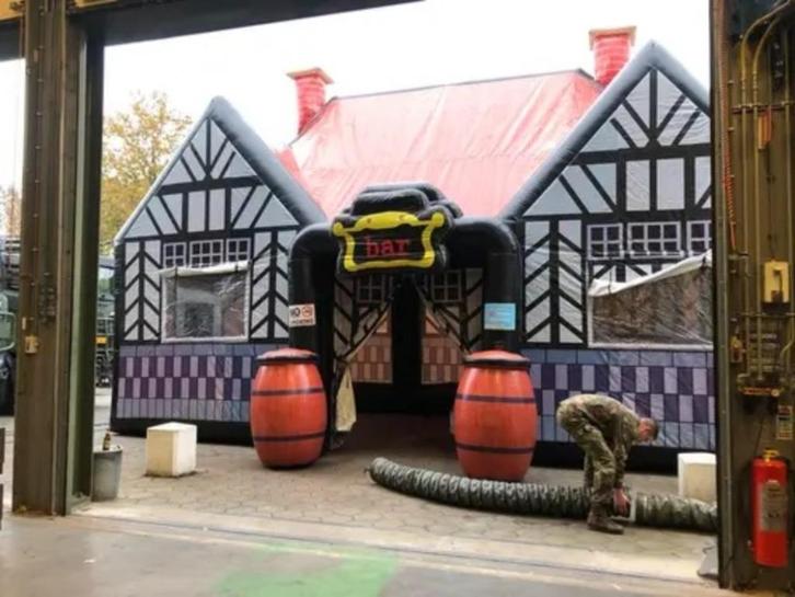 Opblaasbare tent/pub/café huren bij Revando incl plaatsen, Hobby en Vrije tijd, Feestartikelen | Verhuur, Zo goed als nieuw, Verjaardag