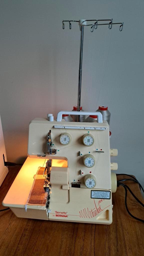Bernette lockmachine 004D, Hobby en Vrije tijd, Naaimachines en Toebehoren, Zo goed als nieuw, Lockmachine, Bernina, Ophalen