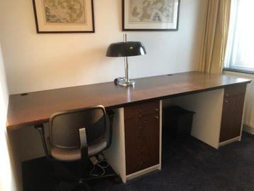 Groot bureau Wenge fineer met witte onderkastjes beschikbaar voor biedingen