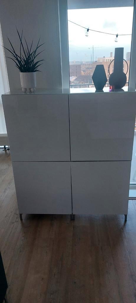 Wandkast hoogglans wit met 4 deurtjes van Ikea 139cm hoog, Huis en Inrichting, Kasten | Dressoirs, Gebruikt, 100 tot 150 cm, 25 tot 50 cm