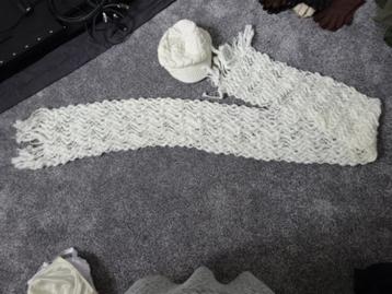 Superleuke muts/pet met bijpassende sjaal (beide gebreid) beschikbaar voor biedingen