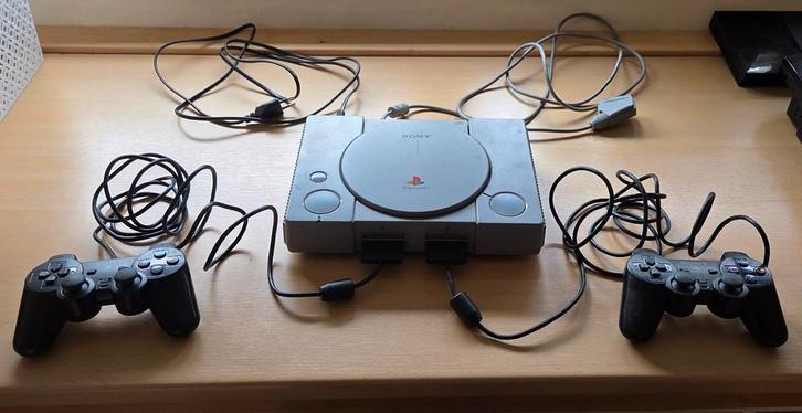 Sony Playstation 1 (compleet), Spelcomputers en Games, Spelcomputers | Sony PlayStation 2, Gebruikt, Met 2 controllers, Ophalen of Verzenden