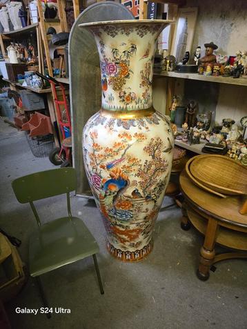 

Chinese Vaas 160 hoog en zeer zwaar zie stoel hoe groot  beschikbaar voor biedingen
