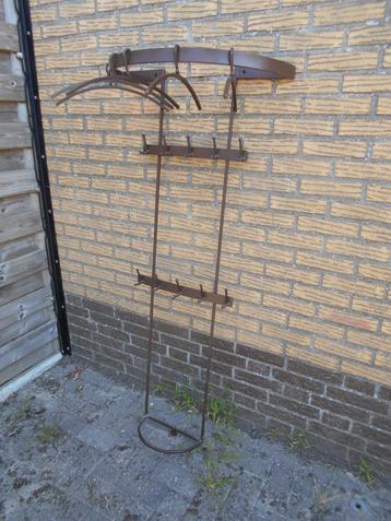 metalen kapstok beschikbaar voor biedingen