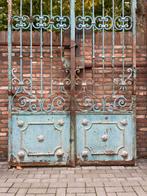 Antieke smeedijzeren poort met oude patina., Tuin en Terras, Ophalen of Verzenden, Draaipoort