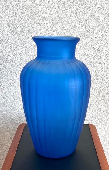 Blauwe vaas made in Italy gesatineerd glas beschikbaar voor biedingen