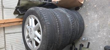 Autobanden met velg beschikbaar voor biedingen