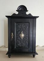 APART antiek zwart kastje met cartouche en houtsnijwerk kast, Ophalen of Verzenden
