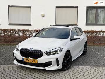BMW 1-serie 118i M Sport AUTO PANO SFEERVERLICHTING 2023 FUL beschikbaar voor biedingen