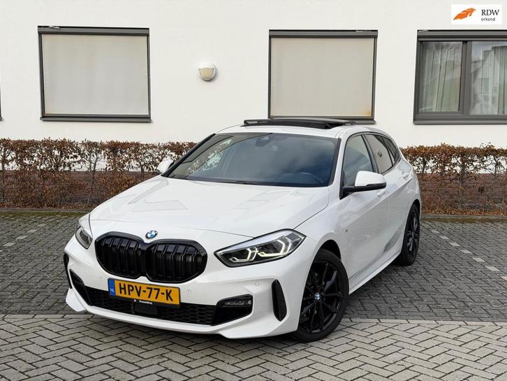 BMW 1-serie 118i M Sport AUTO PANO SFEERVERLICHTING 2023 FUL, Auto's, BMW, Bedrijf, Te koop, 1-Serie, ABS, Achteruitrijcamera