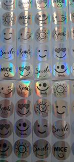 Nr.  11 :  90 stuks leuke grijze stickers glans 2,5 cm., Ophalen of Verzenden, Nieuw, Meerdere stickers