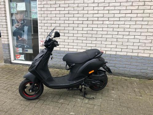 LEUKE PIAGGIO ZIP SP 45 4-TAKT MAT ZWART BROM BJ2019 7000KM, Fietsen en Brommers, Scooters | Piaggio