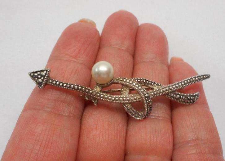 Zilveren modernist broche met parel en markasiet nr.047, Sieraden, Tassen en Uiterlijk, Broches, Zo goed als nieuw, Zilver, Zilver