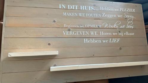 Sfeervol steigerhouten bord “in dit huis hebben we plezier “, Huis en Inrichting, Woonaccessoires | Tekstborden en Spreuken, Zo goed als nieuw