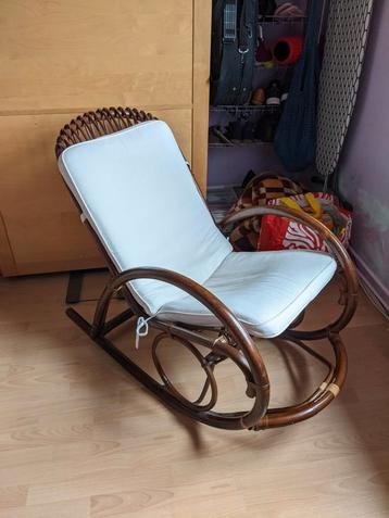 rotan schommelstoel beschikbaar voor biedingen