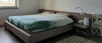 Goossens Bed 180x200cm (hout) met bedlampjes en nachtkastjes beschikbaar voor biedingen