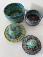 Twee Afrikaanse mandjes Senegal - blauw/ groen, Huis en Inrichting, Woonaccessoires | Schalen en Manden, Overige materialen, Mand