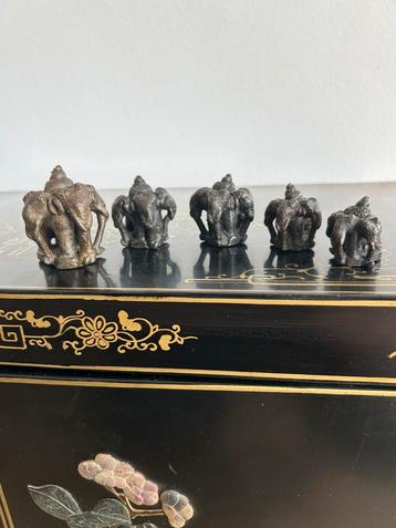 Set van vijf bronzen driehoofdige mythische olifanten beschikbaar voor biedingen