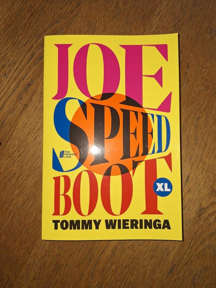 Joe Speedboot XL Tommy Wieringa grote letters boek roman, Boeken, Romans, Nieuw, Nederland, Ophalen of Verzenden