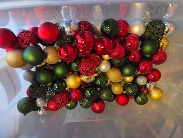 Mix of Christmas ornaments beschikbaar voor biedingen