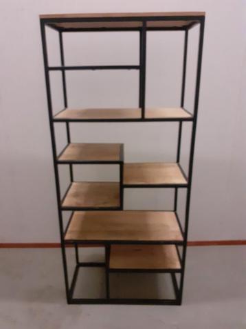 Open kast met metalen frame en houten planken beschikbaar voor biedingen