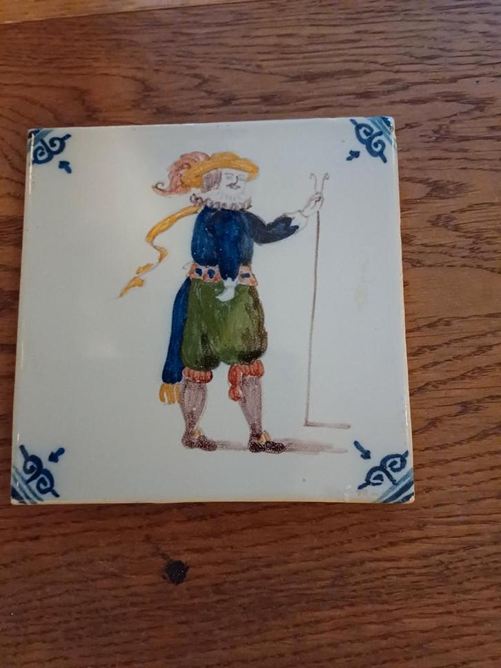 Oude Tegel - Man met landmeter, Antiek en Kunst, Antiek | Wandborden en Tegels, Ophalen of Verzenden