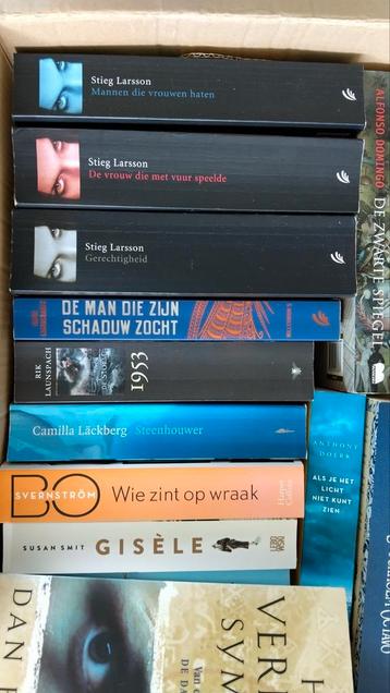 Groot aantal boeken - als geheel over te nemen  beschikbaar voor biedingen