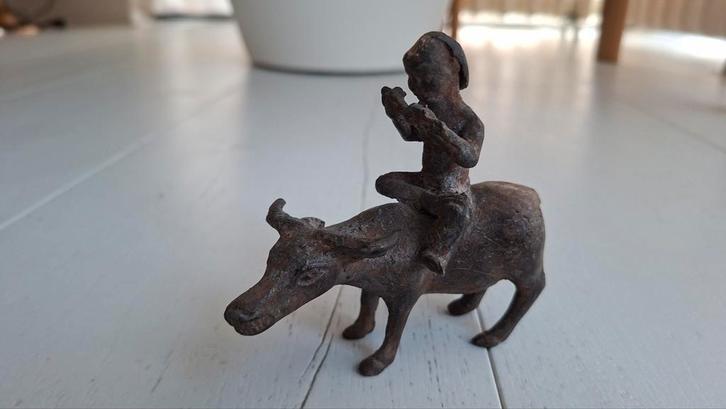 Chinese antieke bronzen beeldje een jongen met fluit en os, Verzamelen, Dierenverzamelingen, Gebruikt, Beeldje of Figuurtje, Ophalen of Verzenden