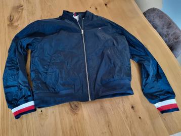 Tommy Hilfiger zomerjas maat M. Past perfect bij maat 38+40