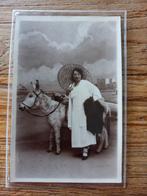 Oude ansichtkaart vrouw in Scheveningen, Ophalen of Verzenden, Voor 1940, Zo goed als nieuw