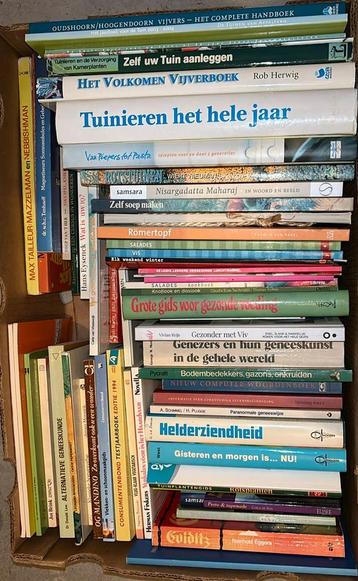 Doos met wat oudere boeken beschikbaar voor biedingen