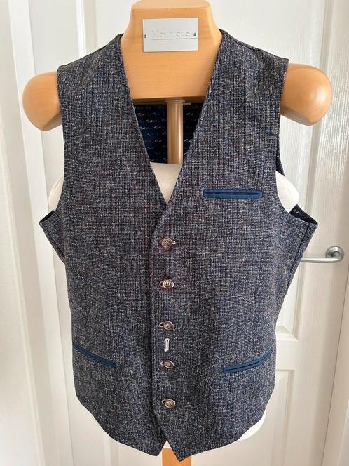 NIEUW Prachtig A fish named Fred gilet maat L 50 SPOTPRIJS!, Kleding | Heren, Kostuums en Colberts, Nieuw, Maat 52/54 (L), Blauw