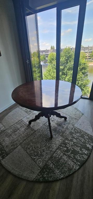 Klassieke eettafel beschikbaar voor biedingen
