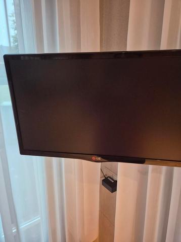 LG 22 inch TV met Vogels wandsteun + Chromecast beschikbaar voor biedingen