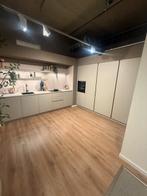 Showroomkeuken tot 50% korting, Huis en Inrichting, Keuken | Complete keukens, Ophalen, Hoekkeuken, Nieuw, Grijs