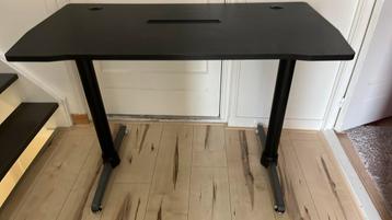 Gaming bureau!! Met muismat!! beschikbaar voor biedingen