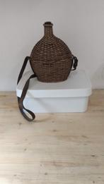 antieke veld  fles van glas met riet en leren hengsel, Ophalen of Verzenden