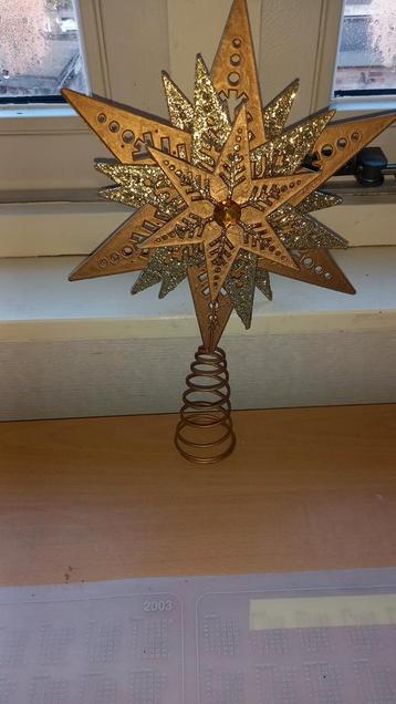 Kerstboom piek ster in goud beschikbaar voor biedingen