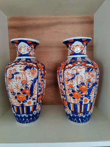 Set Imari porseleinen geribbelde siervazen met tuin decor beschikbaar voor biedingen